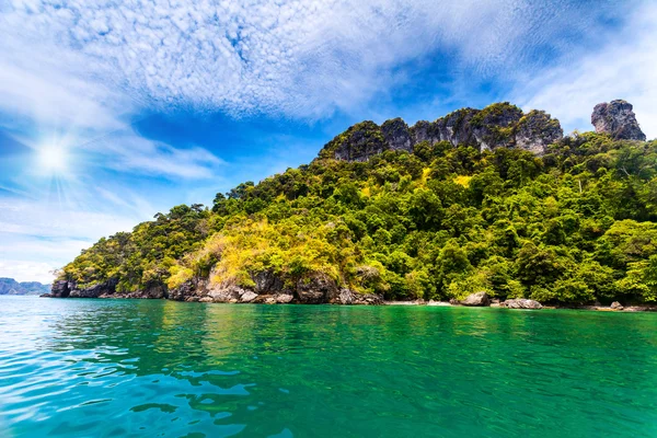 Uçurum ve Phi Phi Islands denizde — Stok fotoğraf