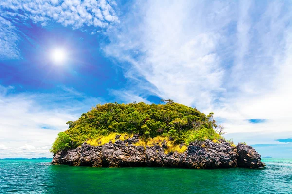 Cliffs and sea in Phi Phi islands — Stock Photo, Image