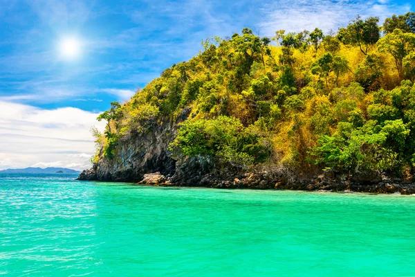 Cliffs and sea in Phi Phi islands — Stock Photo, Image