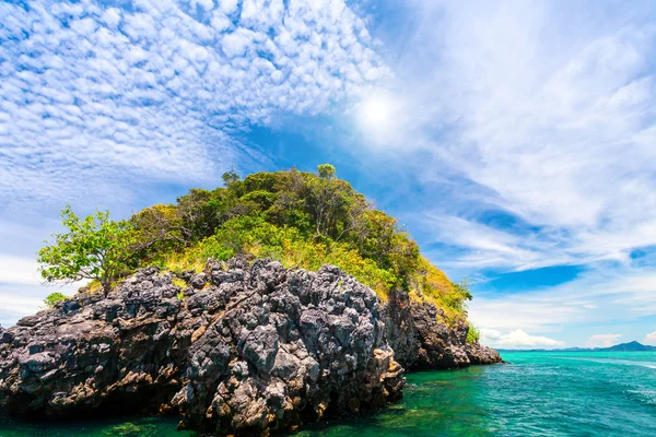 Kliffen en zee in Phi Phi-eilanden — Stockfoto