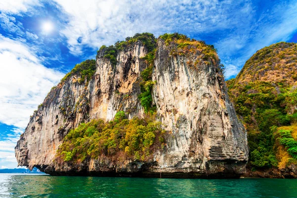 Uçurum ve Phi Phi Islands denizde — Stok fotoğraf