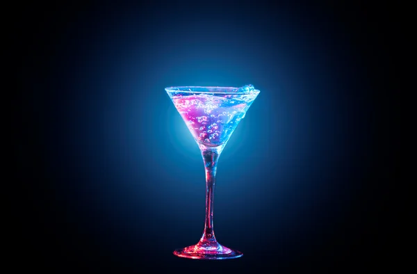Cocktail met citroen in glas — Stockfoto
