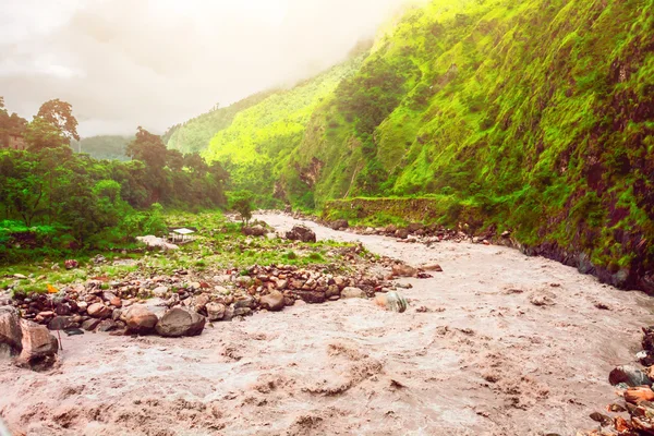 Ποταμός στα βουνά με καταπράσινους λόφους — Φωτογραφία Αρχείου