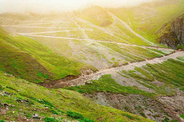 農村部の道路、岩や草 — ストック写真