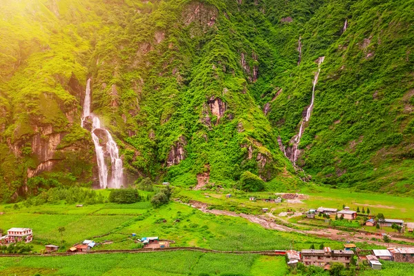 Wasserfälle und Gebäude in Nepal — Stockfoto