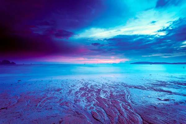 Colorido atardecer nublado en la playa —  Fotos de Stock