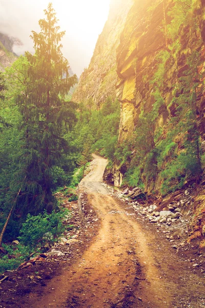 Strada rurale e montagne in Nepal — Foto Stock