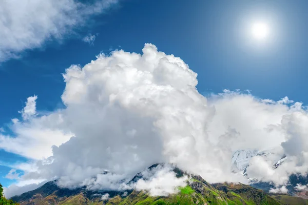 Annapurna alanda bulutlar ile Dağları — Stok fotoğraf