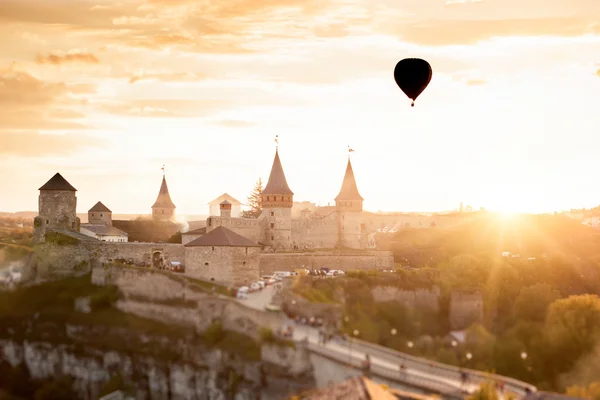 Castillo en Kamianets Podilskyi y globo aerostático —  Fotos de Stock