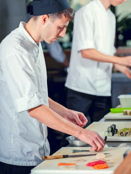 Αρσενικό μαγειρεύει προετοιμασία σούσι — Φωτογραφία Αρχείου