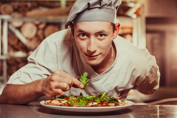 Erkek aşçı hazırlanıyor lezzetli meze — Stok fotoğraf