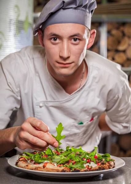 Männlicher Koch bereitet köstliche Vorspeise zu — Stockfoto