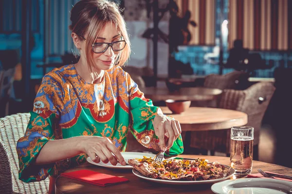 Woman eating at restaurant — Stock Photo, Image