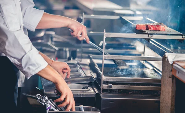 Männliche Köche bereiten Mahlzeit zu — Stockfoto