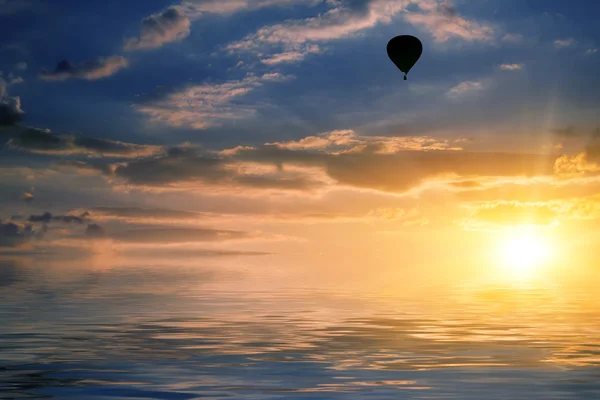 Céu e balão de ar refletido na água — Fotografia de Stock