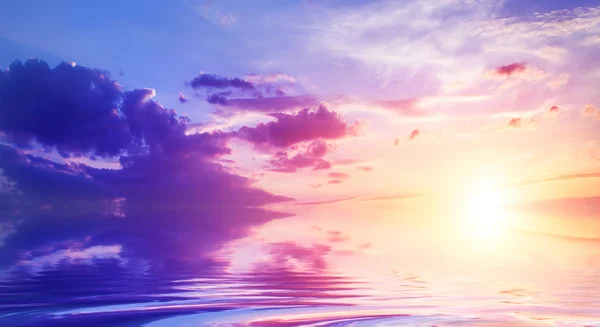 Sky at sunset reflected in water — Stock Photo, Image