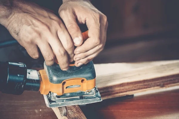 Carpinteiro masculino no trabalho — Fotografia de Stock