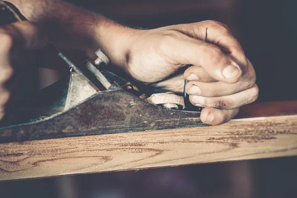 Carpinteiro masculino no trabalho — Fotografia de Stock