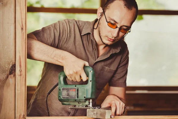 Homem trabalhando com madeira — Fotografia de Stock