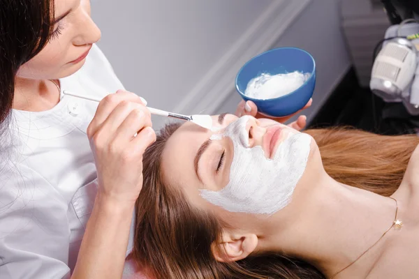 Kosmetiska förfarande på skönhetssalong — Stockfoto