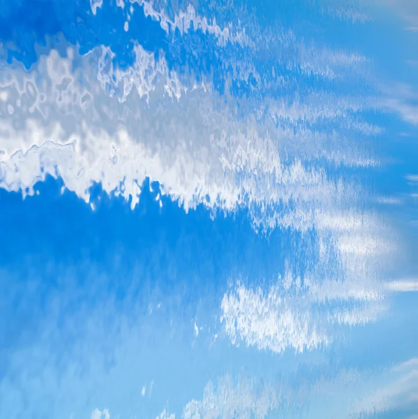 Cielo azul reflejado en el agua — Foto de Stock