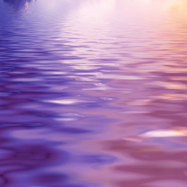 Céu roxo refletido na água — Fotografia de Stock