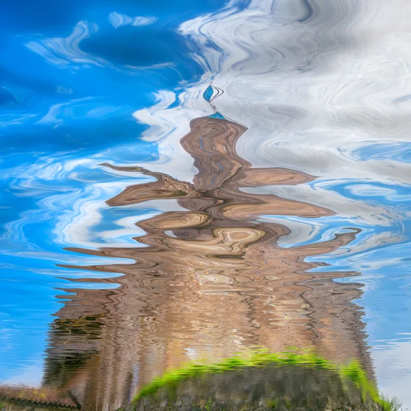 Hemel en gebouw weerspiegeld in water — Stockfoto