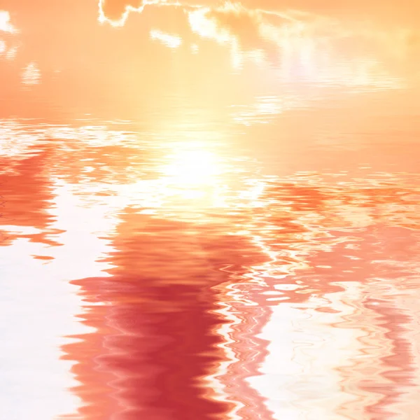 Ciel dramatique reflété dans l'eau — Photo