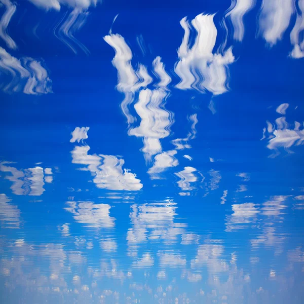 Cielo con nubes reflejadas en el agua —  Fotos de Stock