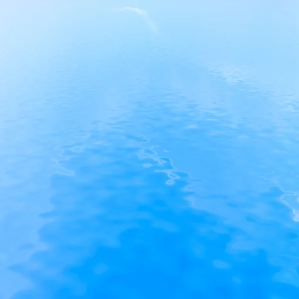 Bkue hemel weerspiegeld in water — Stockfoto