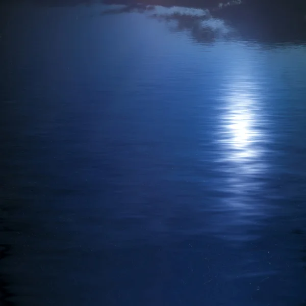 Cielo nocturno reflejado en el agua — Foto de Stock