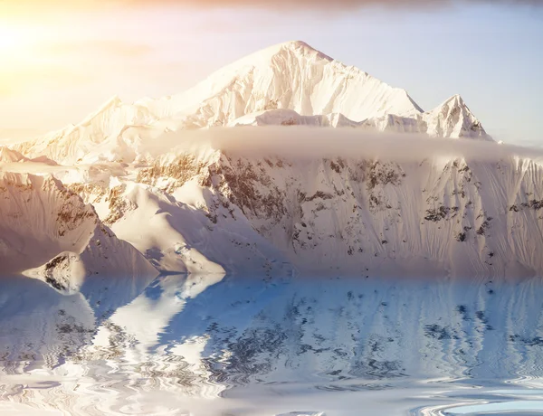Gyönyörű hófödte hegyek — Stock Fotó