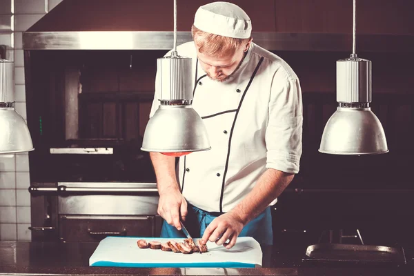 Männlicher Koch bereitet Mahlzeit zu — Stockfoto