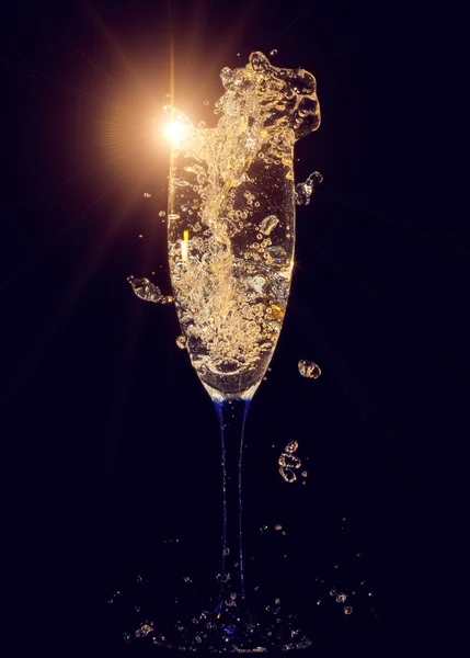 Copo de champanhe com salpicos — Fotografia de Stock