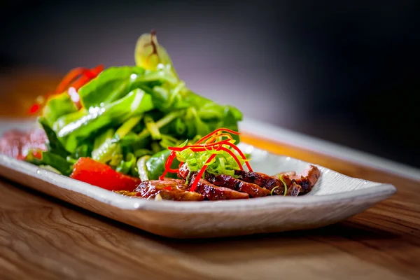 Salat mit Kräutern und Fleisch — Stockfoto