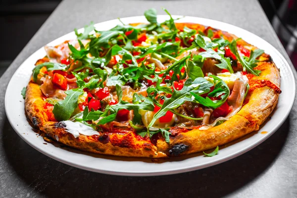 Sabrosa pizza en plato blanco — Foto de Stock