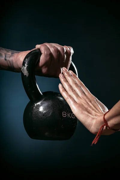 Hombre ofreciendo dumbbell — Foto de Stock