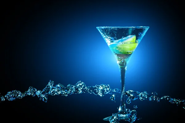 Cocktail i glas med färgstänk — Stockfoto