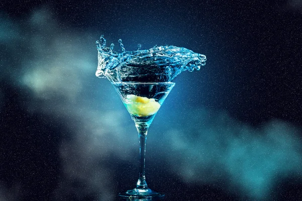 Cocktail in glass with splashes — Stock Photo, Image