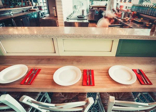Restaurant mit Tisch und Geschirr — Stockfoto