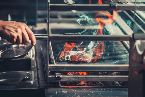 Cozinheiros do sexo masculino preparar refeição — Fotografia de Stock