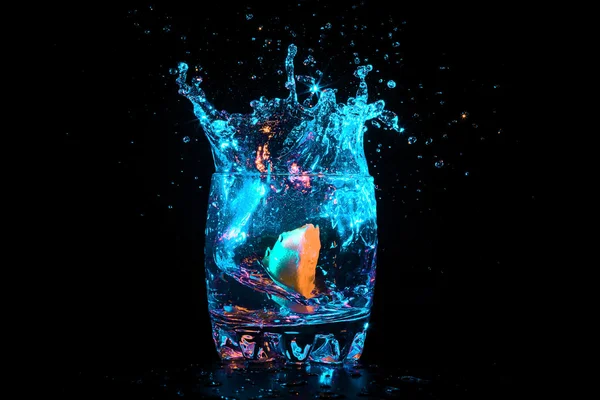 Cocktail colorat cu felie de lamaie — Fotografie, imagine de stoc
