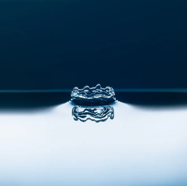 Gotas de água caindo — Fotografia de Stock