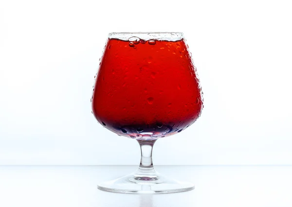 Verre de cognac avec gouttes d'eau — Photo