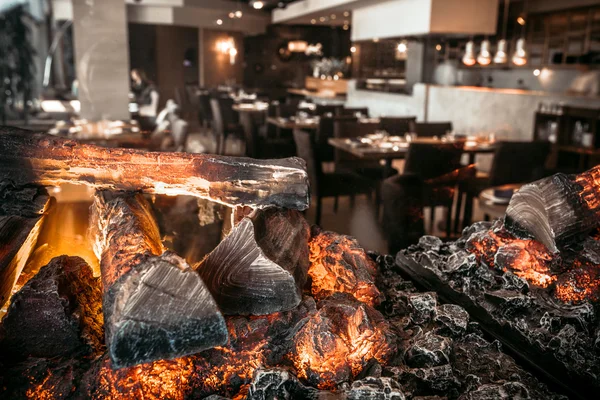 Moderno restaurante con chimenea —  Fotos de Stock