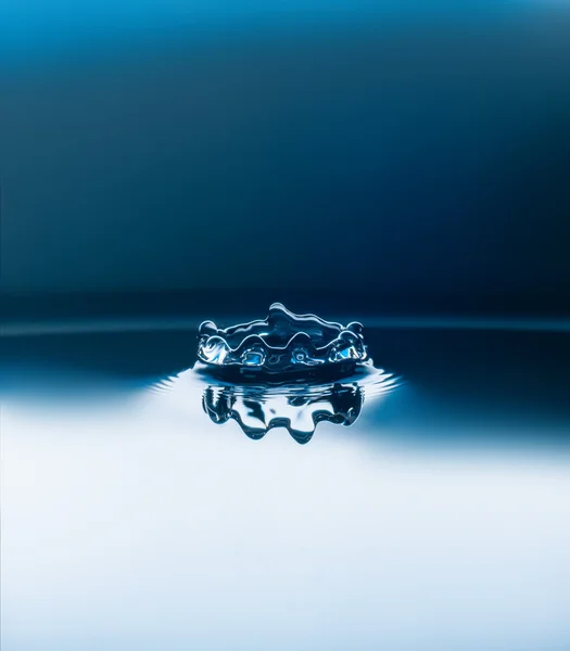 Gotas de água caindo — Fotografia de Stock