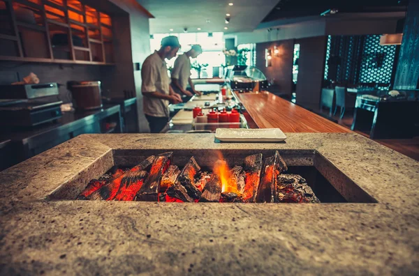 Moderno restaurante con chimenea — Foto de Stock