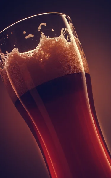 거품이 있는 맥주 한 잔 — 스톡 사진