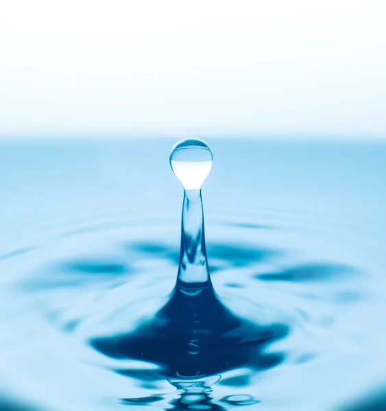 Gotas de água caindo — Fotografia de Stock