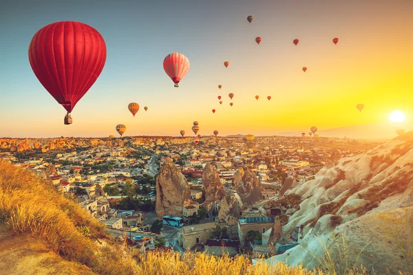 Balony na ogrzane powietrze nad Kapadocją — Zdjęcie stockowe